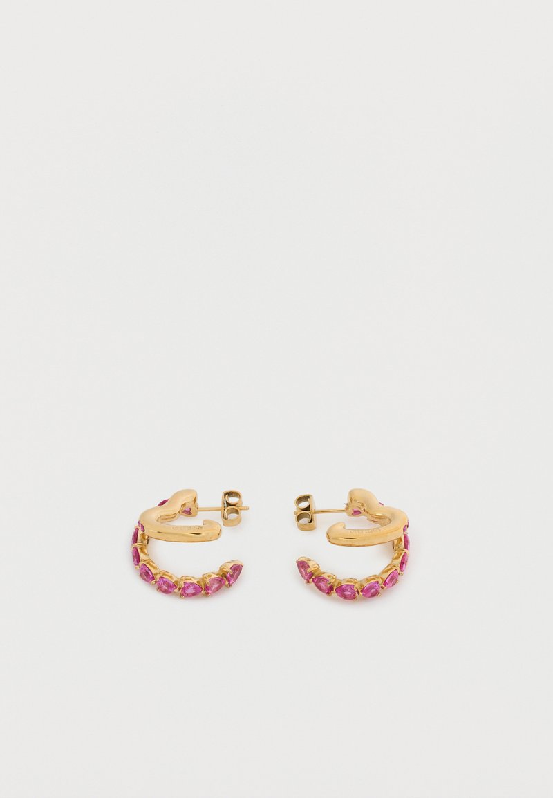 Χρυσά σκουλαρίκια κρίκοι με στρογγυλεμένο σχήμα, διακοσμημένα με ροζ πέτρες και υφή στην επιφάνεια, στερεωμένα με καρφίτσα και πίσω κούμπωμα.