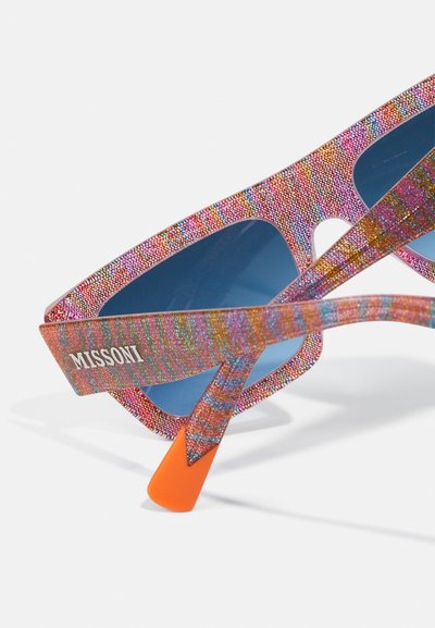 Occhiali da sole multicolori con montatura testurizzata in rosa, blu e arancione, dotati di lenti blu e branding Missoni sulle astine.