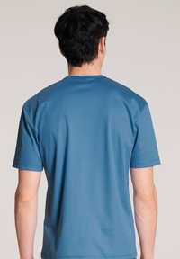 Blauw t-shirt met korte mouwen van een gladde stof. Heeft een ronde hals en een ontspannen pasvorm, zonder zichtbare logo's of patronen.