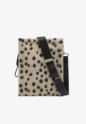 Mała kwadratowa torebka na ramię z beżowym i czarnym nadrukiem w panterkę, czarnym regulowanym paskiem i widocznymi detalami przeszycia.
