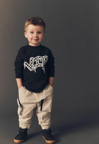 Next GRAFFITI REGULAR FIT - Pikkade varrukatega topp - black