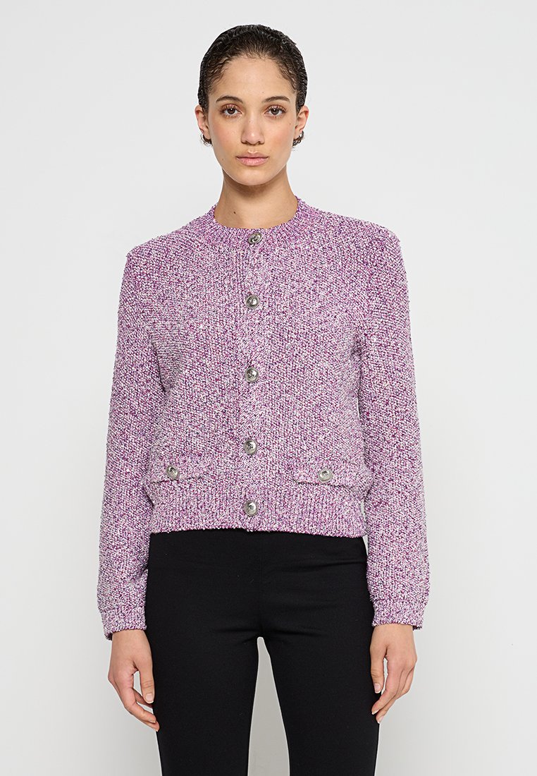 Lila strukturierte Strickjacke mit rundem Ausschnitt, silbernen Knöpfen vorne und tailliertem Schnitt. Lange Ärmel, kurzes Design.