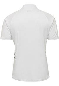 Vit polo skjorta med korta ärmar, en klassisk krage och en slät yta. Har en logotyp tryckt på varje sida.