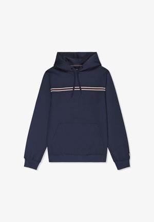 Granatowa bluza z kapturem ze sznurkami, przednią kieszenią typu kangur oraz poziomym białym, czerwonym i czarnym paskiem na wysokości klatki piersiowej i rękawów.