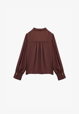 Blouse marron à manches longues avec col, détail froncé au dos et poignets à boutons. Fabriquée en tissu lisse avec une coupe décontractée.