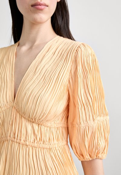 Maje ROBBY - Freizeitkleid - orange pale
