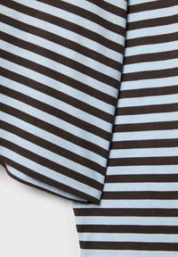 Kortærmet stof med vandrette sorte og lyseblå striber, der viser detaljeret syning på ærmekanten og kanten.