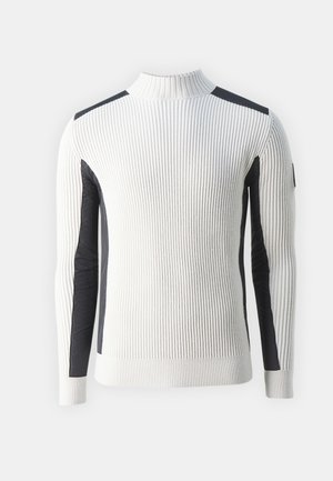 Bijeli pletivi pulover s rebrastim uzorkom i visokim ovratnikom, s crnim kviltiranim bočnim panelima i prilagođenim rukavima. Tekstura pletenja za dinamičan izgled.
