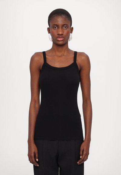 Schwarzes geripptes Tanktop mit dünnen Trägern und einem runden Ausschnitt, entworfen für eine figurbetonte Silhouette. Glatte Textur, keine sichtbaren Muster oder Akzente.