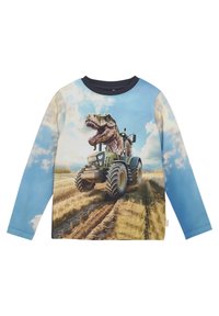 Langsleeve shirt met een grafisch ontwerp van een blauwe lucht met een T-Rex die op een groene tractor rijdt, met gedetailleerde texturen en levendige kleuren.