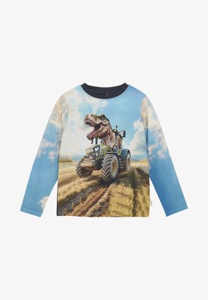 Långärmad skjorta med en grafisk bild av en blå himmel där en T-Rex kör en grön traktor, som visar detaljerade texturer och livfulla färger.