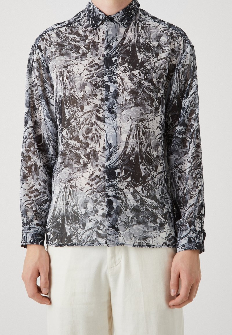 Camicia a maniche lunghe in tessuto trasparente con un motivo a vortice in nero, grigio e bianco, dotata di bottoni frontali e colletto classico.