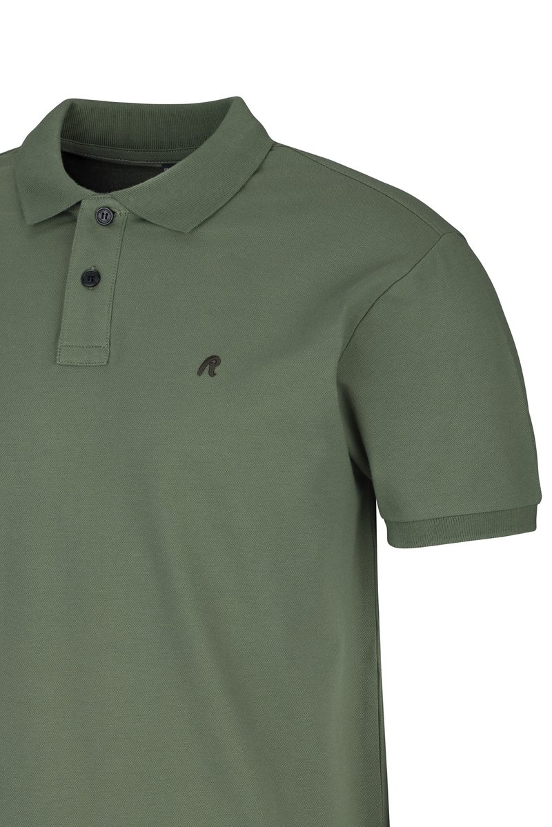Polo shirt vert à manches courtes avec deux boutons noirs et un petit logo brodé sur la poitrine gauche.