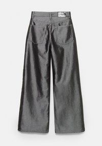 Sive metalne hlače širokih nogavic z gladko teksturo, dvema zadnjima žepoma in pasom z oznako.