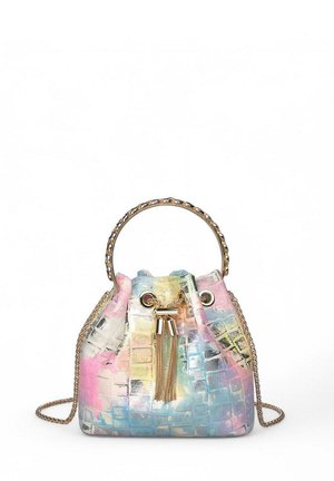 Bolso tipo bucket con un acabado metálico multicolor, patrón de cocodrilo texturizado, detalles en dorado y un asa de cadena.
