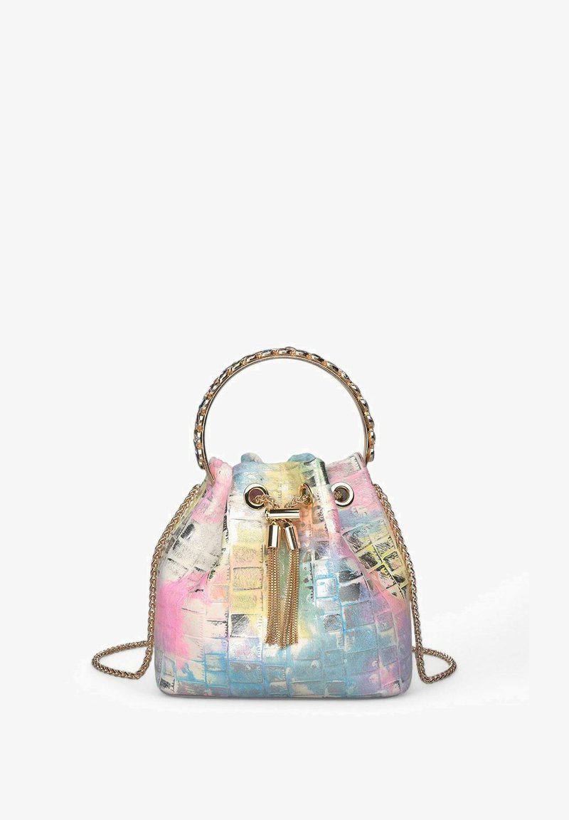 Bolso tipo bucket con un acabado metálico multicolor, patrón de cocodrilo texturizado, detalles en dorado y un asa de cadena.