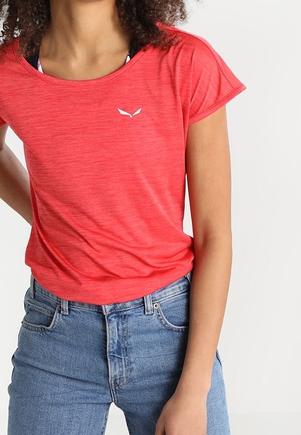 Červené tričko s krátkým rukávem z lehké texturované tkaniny má kulatý výstřih a malou bílou logo na hrudi.