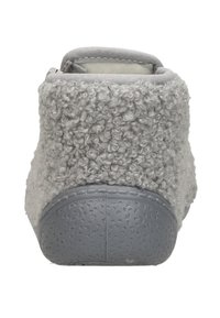 Grijze pantoffel met een getextureerde, zachte bovenkant en een gladde rubberen zool. Heeft een afgeronde achterkant en een laag profiel ontwerp.
