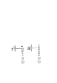 Pendientes de aro de plata con un diseño texturizado y un colgante de perla en una base transparente.