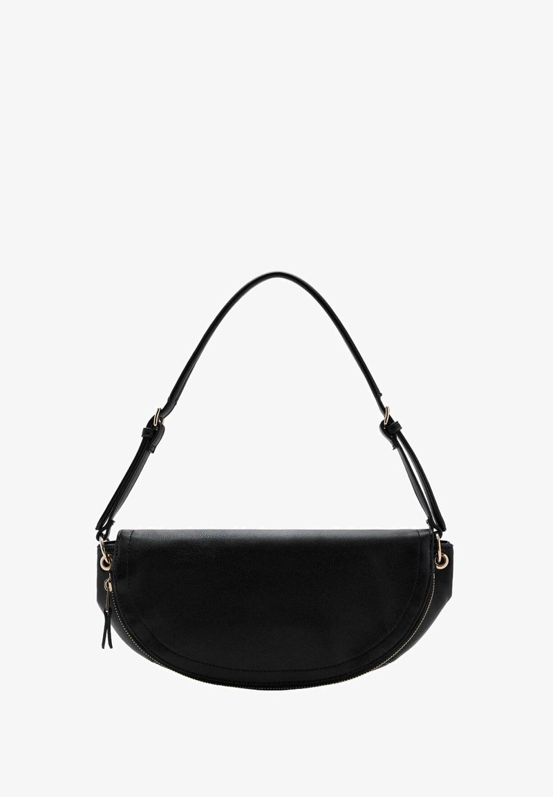 Sac à main en cuir noir en forme de croissant avec bandoulière réglable et détails de fermeture éclair dorés sur fond blanc.