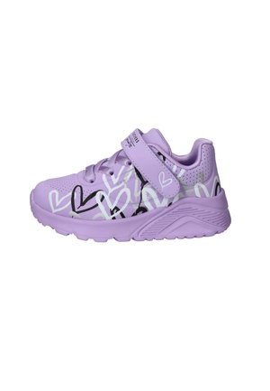 Paarse sportieve schoen met een gestructureerde bovenkant met zwarte en witte hartpatronen, vetersluiting en een klittenbandsluiting voor aanpassing.