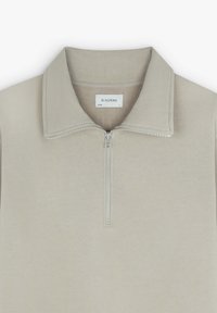 Light beige pullover with a quarter zip, made from a smooth fabric featuring a structured collar. Label reads "SCALPERS ICON L."