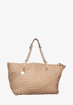 Beige geweven leren tote tas met gouden kettinkjes als handvatten en een ronde metalen hanger die dicht bij de bovenkant hangt.