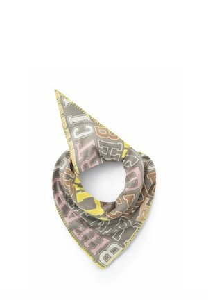 Driehoekige grijze sjaal met grote meerkleurige blokletters en gele gestikte randen, gestyled in een gevouwen lus.