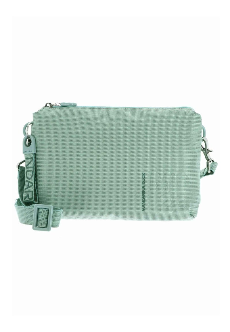 Borsa clutch rettangolare in verde menta, realizzata in tessuto strutturato. Presenta una chiusura con zip e una tracolla regolabile con dettaglio logo.