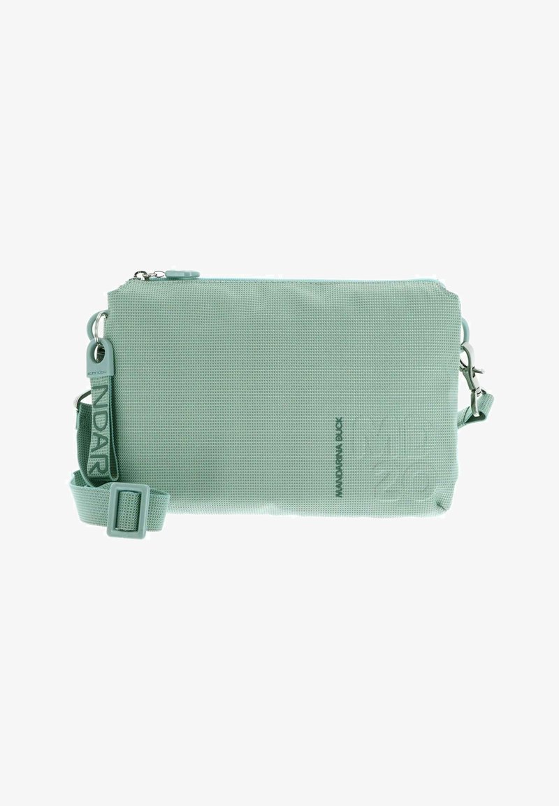 Borsa clutch rettangolare in verde menta, realizzata in tessuto strutturato. Presenta una chiusura con zip e una tracolla regolabile con dettaglio logo.