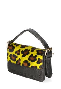 Piccola borsa rettangolare con una base in pelle nera e un pattina in pelo di leopardato giallo, dotata di un manico corto e accessori in oro.