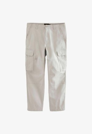 Pantalones cargo beige hechos de una mezcla de algodón ligero, con múltiples bolsillos laterales, un diseño de pierna recta y una textura suave.
