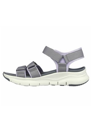 Sandal grigia con due cinturini regolabili, suola bianca imbottita e dettagli testurizzati. Design leggero con un leggero tacco.