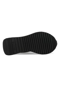 Sole di sneaker nera in gomma con scanalature orizzontali, dotata di etichetta del marchio in rilievo. Il design è piatto e testurizzato per una migliore aderenza.