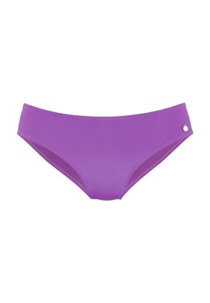 Lila Damen-Bikinihose mit einem kleinen runden goldenen Logotag an der rechten Hüfte, dargestellt vor einem weißen Hintergrund.