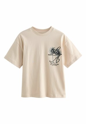 Beżowy t-shirt z krótkim rękawem z czarną grafiką palmy i francuskim napisem „Se relaxer sous les palmiers” na lewej piersi.