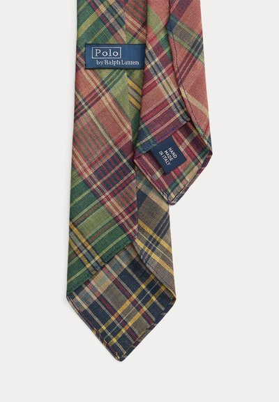 Cravată din mătase în carouri multicoloră cu etichetă Polo by Ralph Lauren și etichetă „Hand Made in Italy” pe fundal alb.