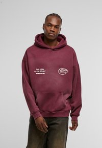 Felpa borgogna in cotone, con tasca frontale, cappuccio regolabile con lacci e testo stampato bianco sul petto e sul maniche.