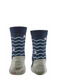 Blaue und graue Socken mit einem Wellenmuster. Sie haben einen gerippten navyfarbigen Bund und eine strukturierte graue Ferse. Enthalten sind kleine, bunte Meeresbewohnermotive.