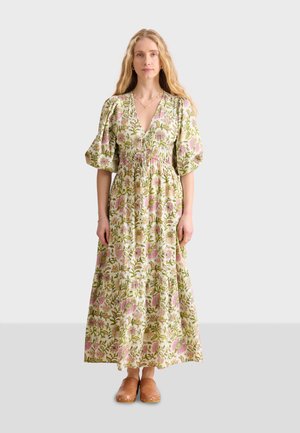 Abito maxi in tessuto leggero con stampa floreale dai toni rosa e verdi, scollatura profonda a V, maniche a puff e orlo a balze.