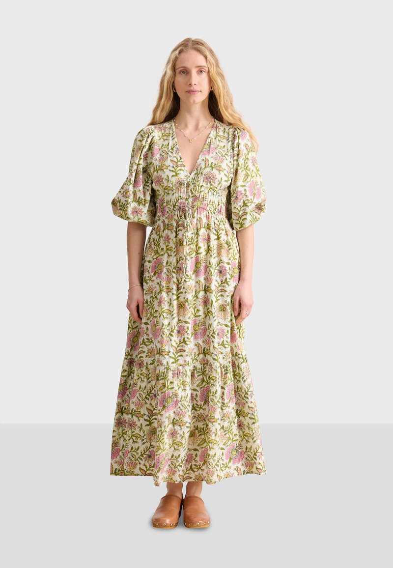 Robe maxi en tissu léger avec un imprimé floral, des accents roses et verts, un décolleté en V profond, des manches bouffantes et un bas à volants.