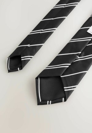 Schleife in Schwarz mit diagonalen weißen Streifen, aus strukturiertem Stoff. Verfügt über eine spitze Spitze und eine Schlaufe für sicheren Halt.
