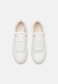 Witte leren sneakers met beige accenten, ronde neuzen en platte veters. Voorzien van gouden oogjes en subtiele branding in goud op de tong.