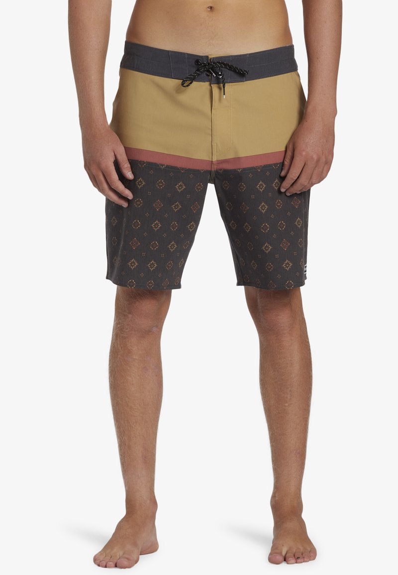 Costumi da bagno da uomo con un design a blocchi di colore in marrone, grigio e bordeaux. Presentano un tessuto scuro a motivo e una vita con cordino regolabile.