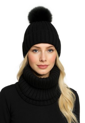 Must mustri must beanie, mille tekstuuri ja suure pom-pomiga üleval, koos sobiva musta ribidega kaelussalliga.