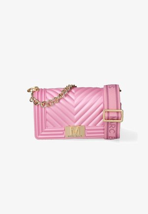 Sac bandoulière matelassé rose avec chaîne dorée, bandoulière réglable en tissu rose et plaque logo Marc Ellis dorée sur le rabat avant.