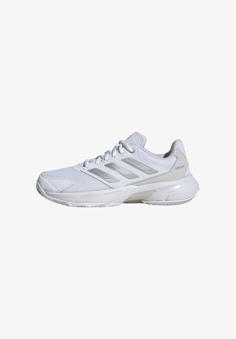 Weiße Sportschuhe mit atmungsaktivem Mesh-Obermaterial, silbernen Akzenten, gepolsterter Sohle und sicherem Schnürsystem. Strukturiertes Paneel an den Seiten.