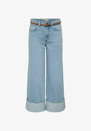 Šviesiai mėlynos plačios kojų džinsai su aukštu liemeniu, papuošti pintu rudu diržu ir apvartuota apatine dalimi. Pagaminti iš lygaus audinio džinsinio audinio.