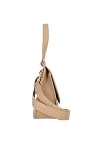 Nude leren handtas heeft een gestructureerd ontwerp met een bovenhandvat en een verstelbare schouderband, geaccentueerd met gouden hardware.