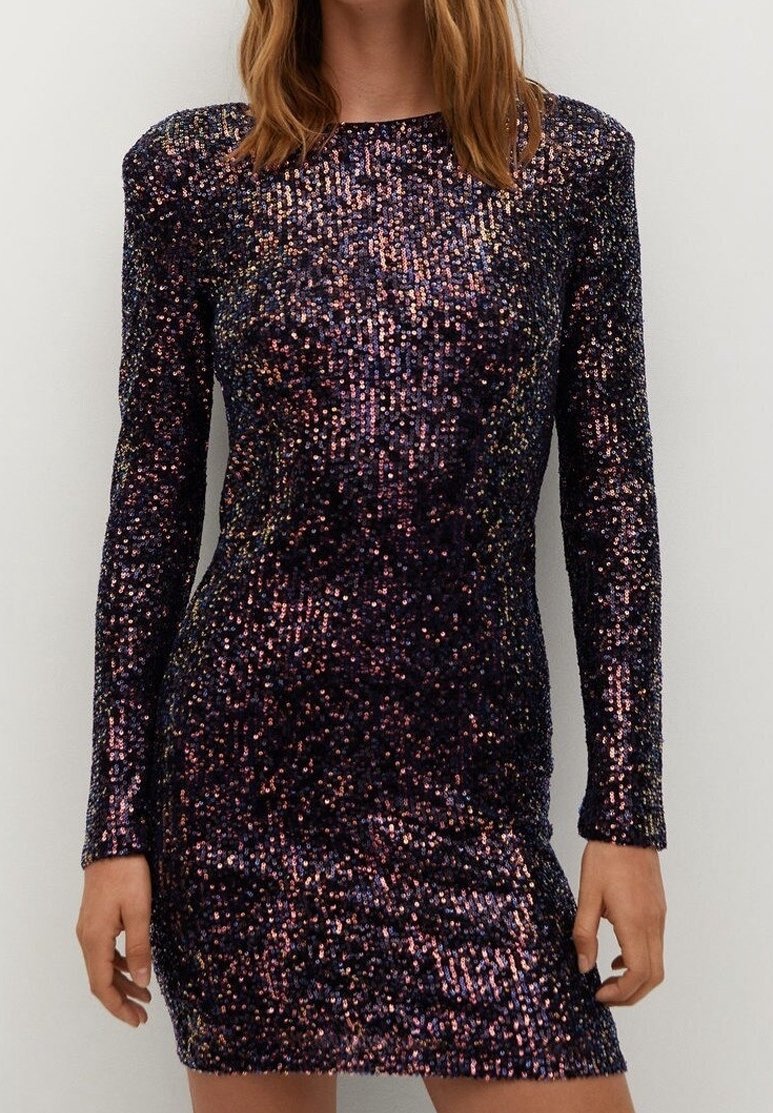 Robe courte en sequins noirs avec manches longues, silhouette cintrée et encolure ronde. Les sequins créent un effet scintillant et texturé.